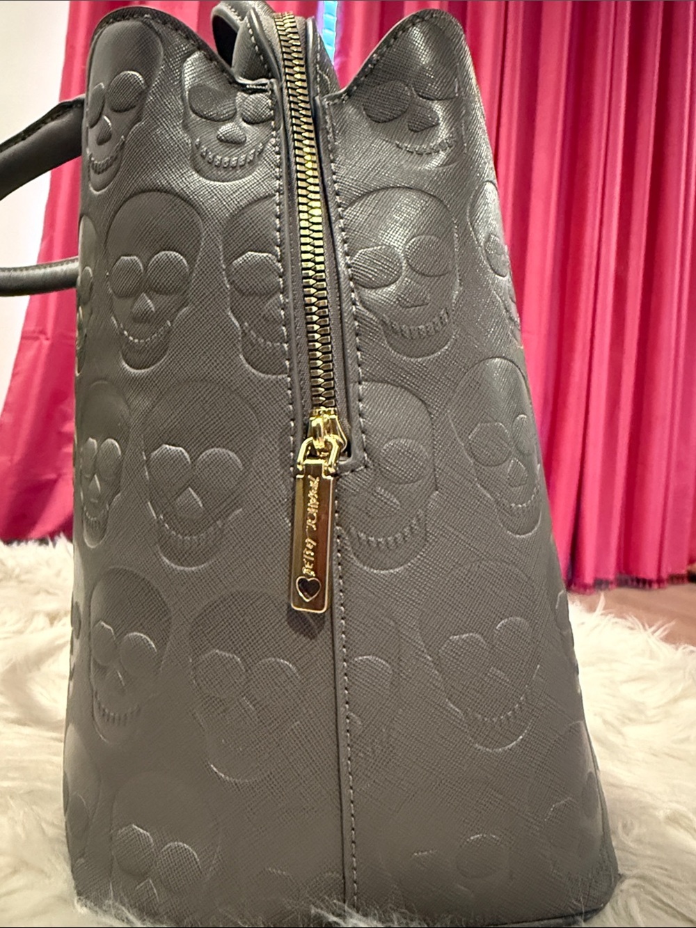 Betsey Johnson Skull large tote w/bow - Picture 9 of 11